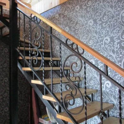 Металлическая лестница в дом с элементами ковки
